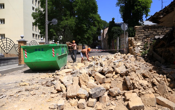 У старій частині Одеси відбуваються дивні руйнування