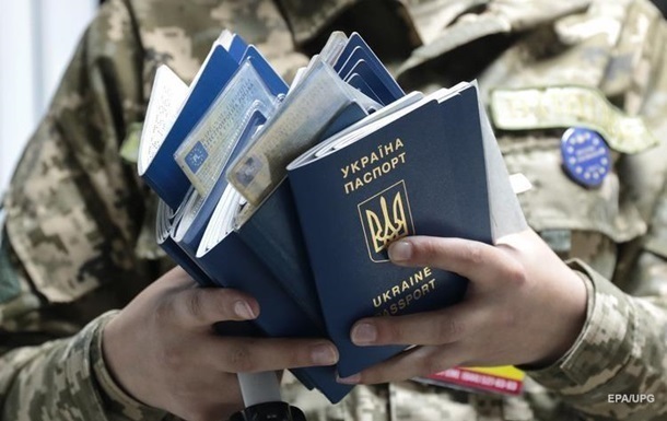Три роки безвізу: українці оформили 11,5 млн закордонних паспортів
