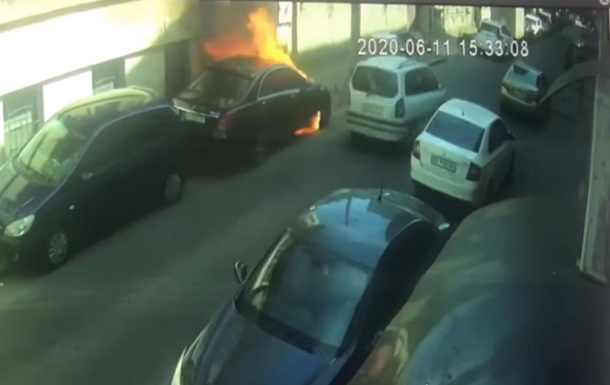 На відео потрапив момент підпалу авто в Одесі