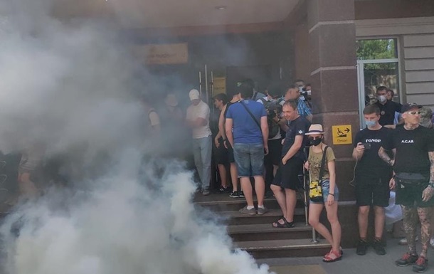Активисты пытаются прорваться на суд по Стерненко