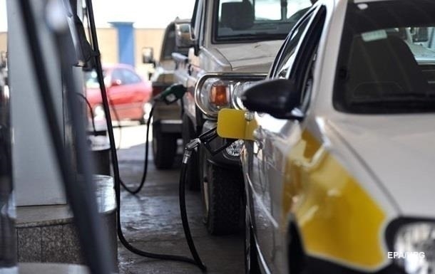 Цены на бензин и дизтопливо рухнули за год почти на четверть