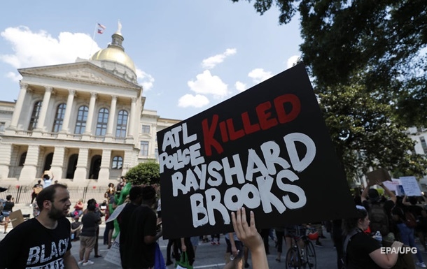 В Атланте начались протесты из-за нового инцидента с темнокожим