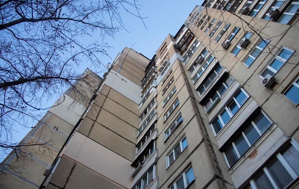 На Луганщине полицейский выбросил жену из балкона - соцсети