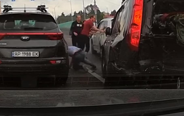 Опубликовано видео наезда авто на полицейскую в Киеве. 18+