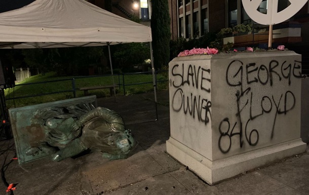 В США протестующие снесли памятник Отцу-основателю