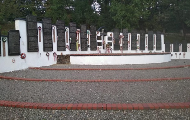 У поліції озвучили версію, хто міг пошкодити меморіал у Сваляві