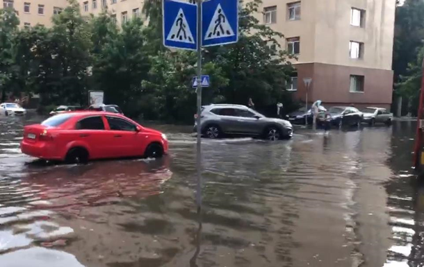 В Киеве ливень затопил улицы