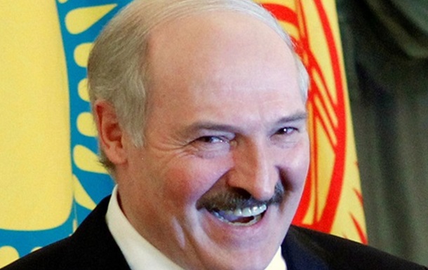 Лукашенко вислав Зеленському та його дружині вишиванки