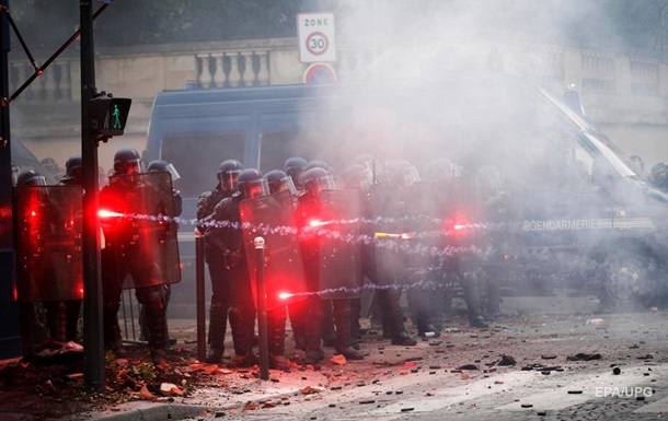 У Парижі сталися сутички між протестувальниками-медиками і поліцією