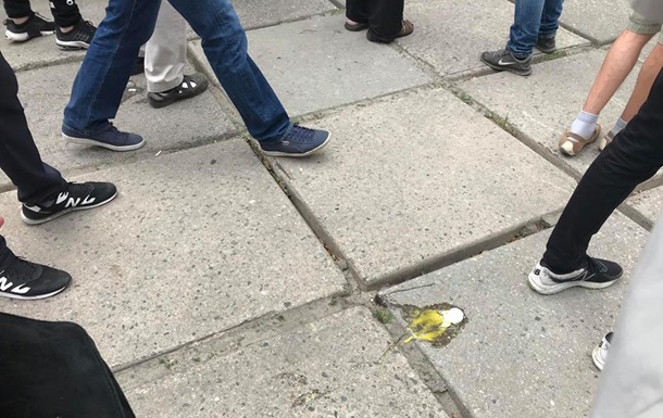 Активістів біля харківського суду закидали яйцями