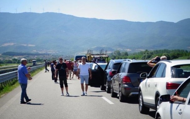 На границе Греции километровые очереди туристов