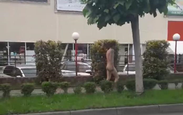 В Ужгороді голий чоловік потрапив на відео
