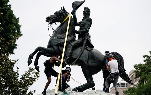 У Вашингтоні розігнали тих, хто зносив пам ятник Джексону