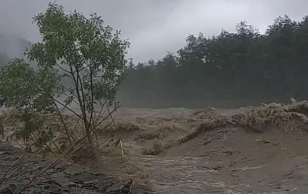 На відео зняли потужний потік на річці Черемош