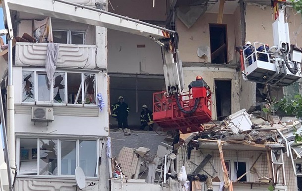 Взрыв в Киеве: жильцы соседнего дома показали повреждения