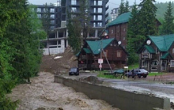 На відео показали затоплений курорт Буковель