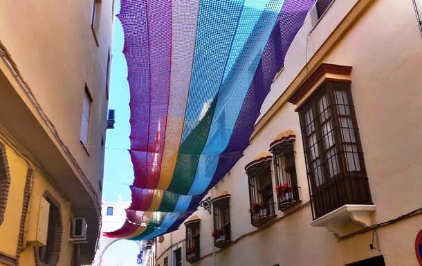 Пенсионерки связали 50-метровый флаг ЛГБТ-движения: фото