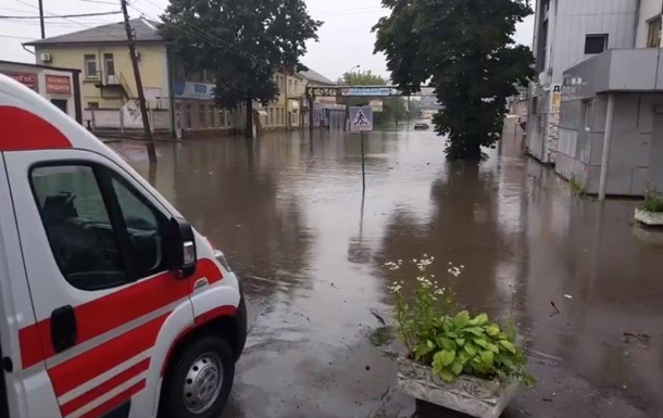 В Ровно ливень затопил улицы и дворы