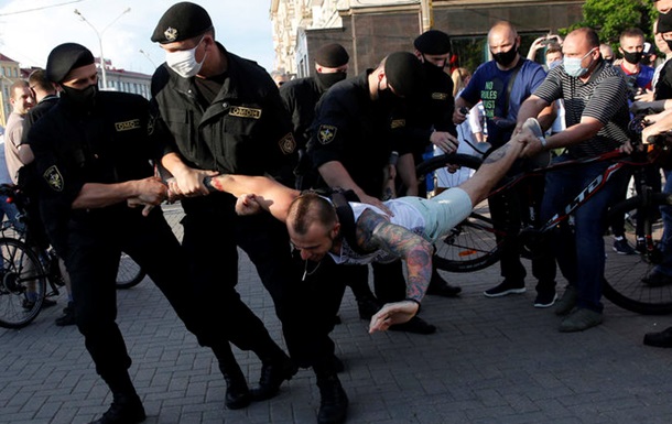 У Білорусі за кілька днів затримали майже 400 учасників протесту