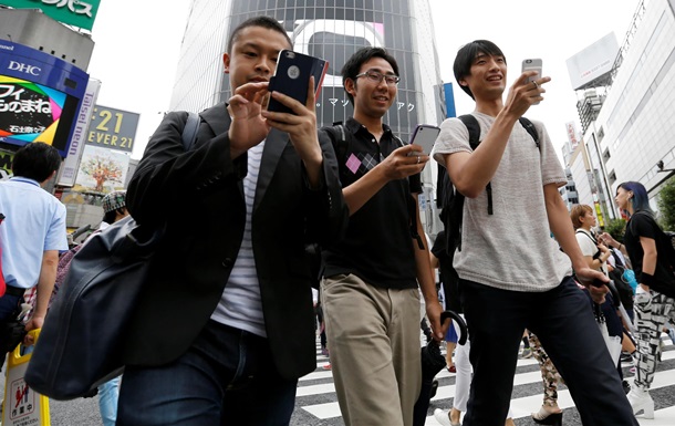 У Японії заборонили використання смартфонів під час ходьби