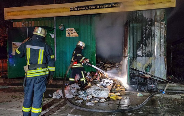 У Києві згоріли торгові павільйони, є жертви