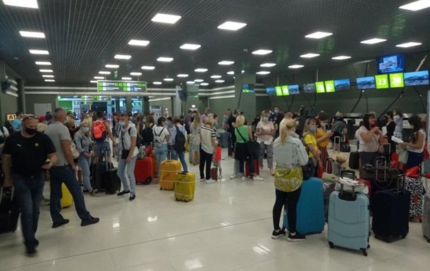 Из Киева вылетел первый чартерный рейс с туристами