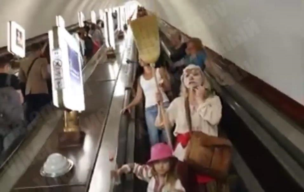 У метро Києва жінки закликали знімати маски