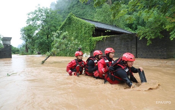 У Китаї 12 людей загинуло через зливи