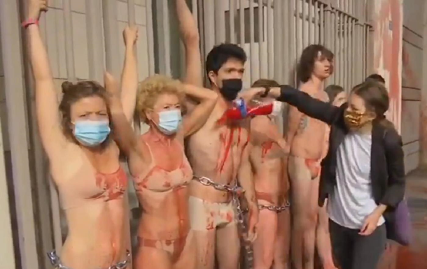 В Париже голые экоактивисты приковали себя цепью