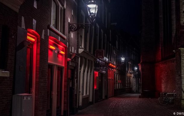 Квартал червоних ліхтарів в Амстердамі відновлює роботу