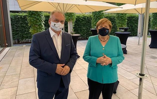 Меркель впервые увидели в маске