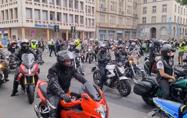 В Германии на акции протеста вышли тысячи байкеров