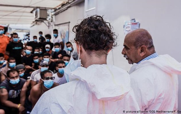 Біженців з судна, що оголосило надзвичайний стан біля Італії, забере пором