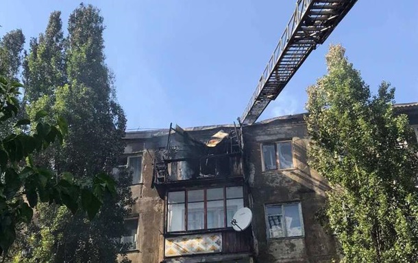 Палаючий дах багатоповерхівки в Новій Каховці загасили