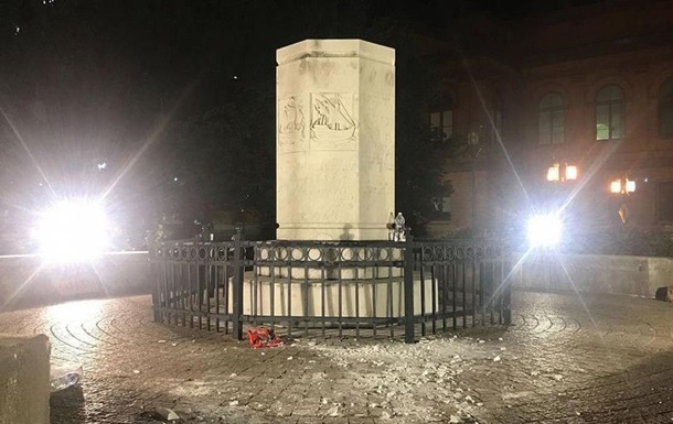 У Балтиморі протестувальники повалили статую Колумбу