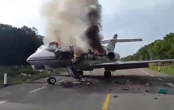 У Мексиці літак загорівся під час посадки на трасу