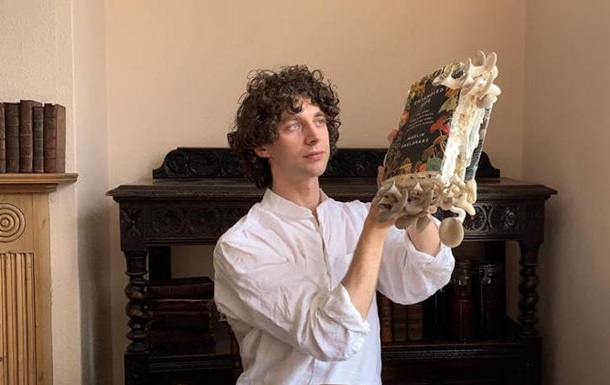 Биолог съел грибы, выращенные на его книге о грибах