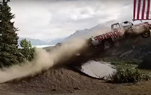 Жители Аляски на День независимости США сбрасывали авто с обрыва