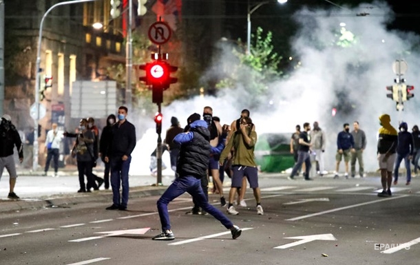Нічні заворушення в Белграді: постраждали 43 поліцейських і 17 активістів