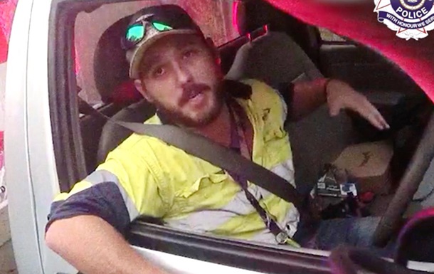 Австралиец превысил скорость из-за ядовитой змеи в авто