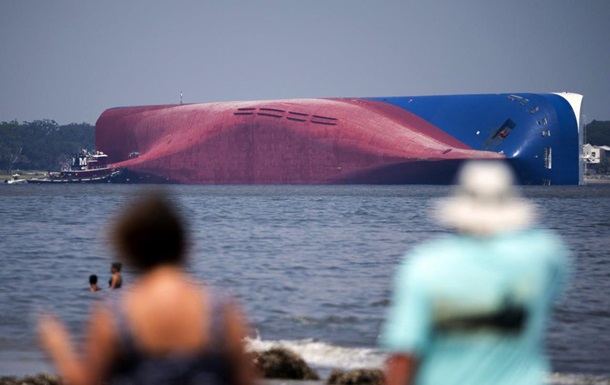 Затонувшее судно с тысячами авто утопят в океане: фото, видео