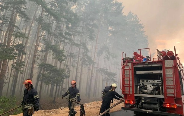 На Луганщине продолжают тушить пожар в трех очагах