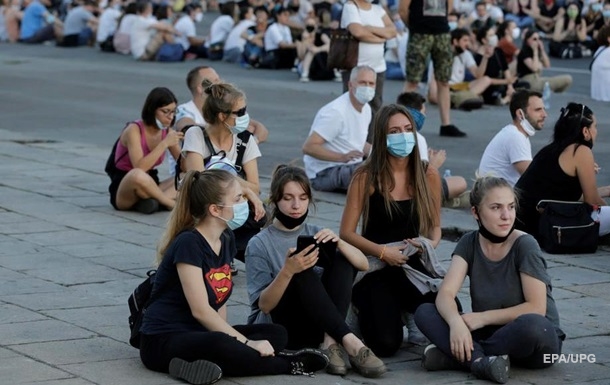 У Сербії тривають антикарантинні сидячі протести