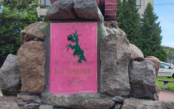 Вандали в Рівному розфарбували пам ятник радянському воєначальнику