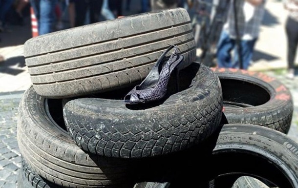 Активисты принесли шины в центр Черновцов
