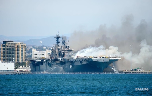 У США майже добу горить військовий корабель