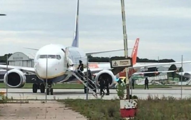 Самолет Ryanair экстренно сел в Лондоне из-за угрозы взрыва на борту