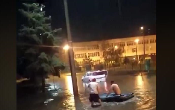 В Харькове люди плавали на лодке по улице