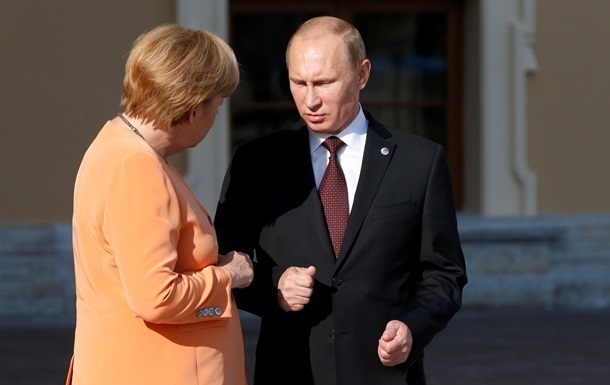 Меркель обговорила з Путіним Україну
