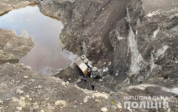 У Запоріжжі вантажівка звалилася з обриву, є жертви